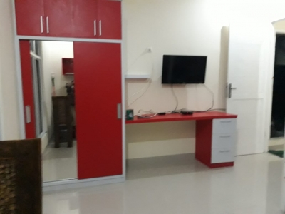 Almari pakaian plus meja kerja